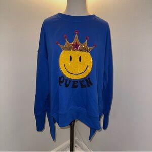 Fantastic Fawn Women’s S Blue Oversized Queen Smiley Face Crewneck Sweatshirt